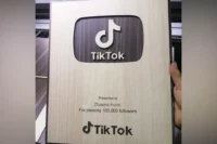 Crea una placa conmemorativa por alcanzar los 100 000 seguidores en (TikTok)