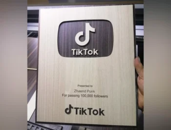 Crea una placa conmemorativa por alcanzar los 100 000 seguidores en (TikTok)