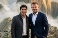 Crear una foto cinematográfica tuya en Machu Picchu con un personaje famoso usando IA