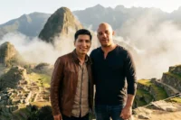 Crear una foto cinematográfica tuya en Machu Picchu con un personaje famoso usando IA